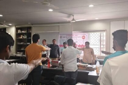 new voters took an oath of fearless voting at the V.S. Khandekar Library Sangli