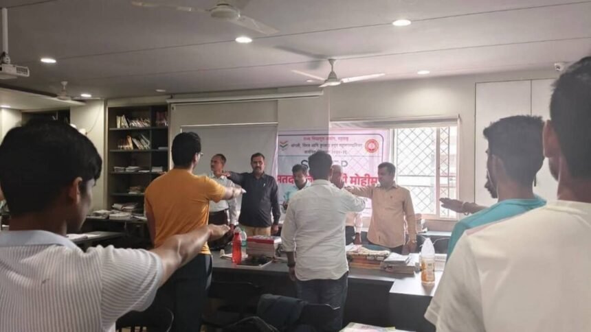 new voters took an oath of fearless voting at the V.S. Khandekar Library Sangli