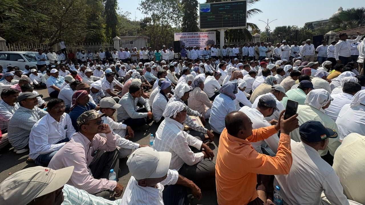 द्राक्ष व बेदाणा उत्पादक शेतकऱ्यांचा जिल्हाधिकारी कार्यालयावर मोर्चा