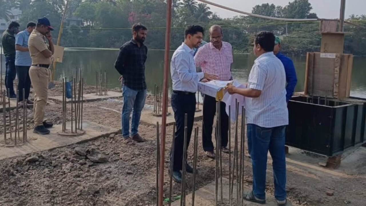 विकासकामांची पाहणी करताना महापालिका आयुक्त व संबंधित अधिकारी.