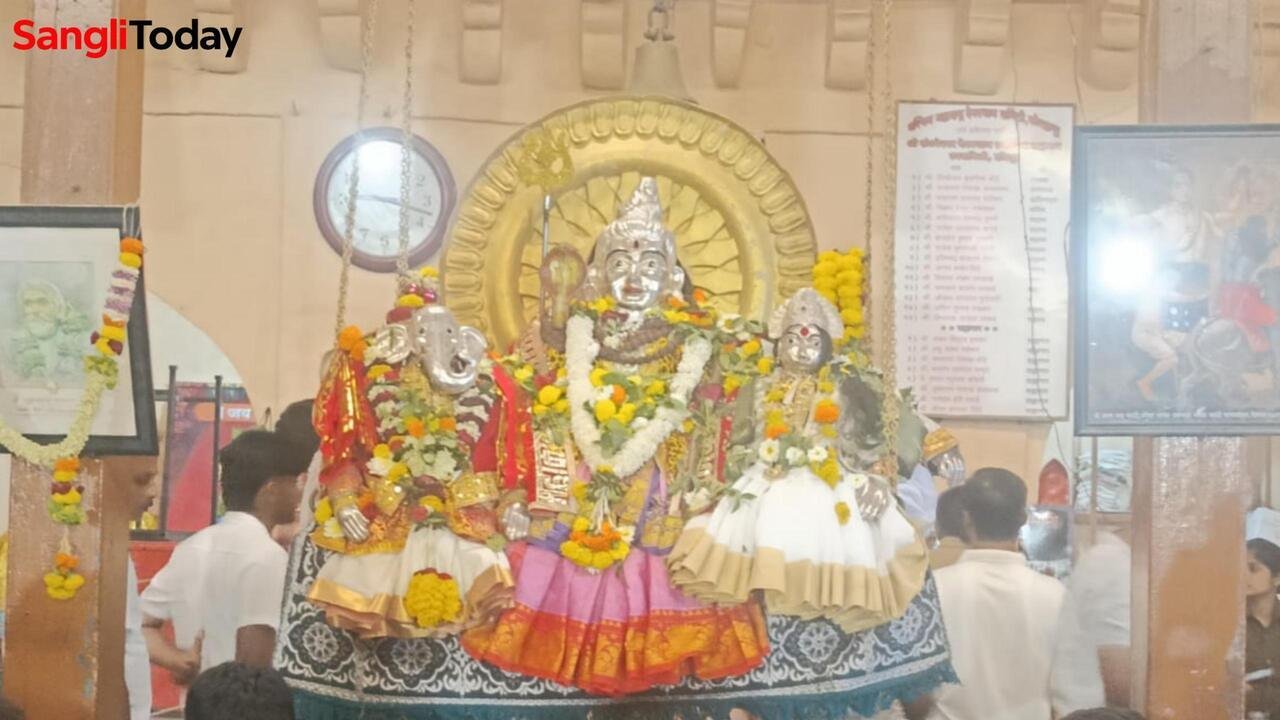 महाशिवरात्री विशेष आरास; हरिपूर संगमेश्वर मंदिरात भक्तिमय वातावरण. | फोटो : Sangli Today