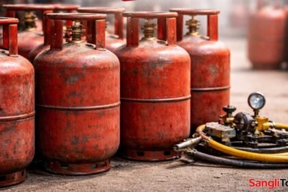 Sangli Miraj illegal Lpg Refilling Raid 25 Cylinders Seized