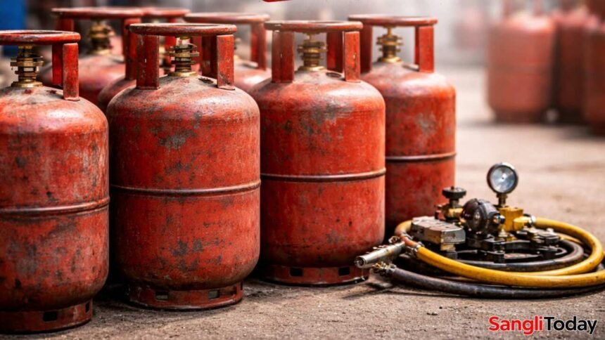 Sangli Miraj illegal Lpg Refilling Raid 25 Cylinders Seized